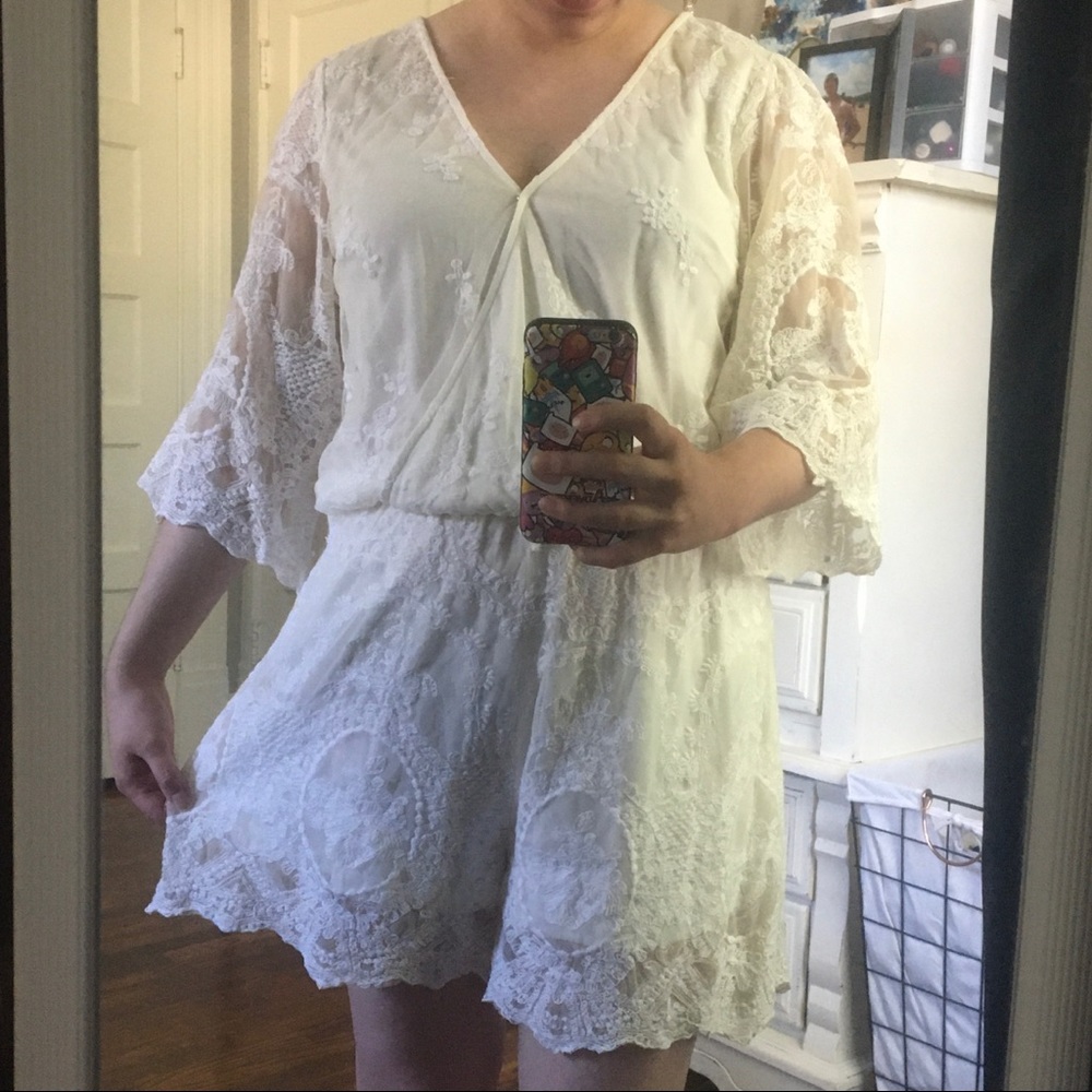 Entro ivory lace flowy sleeve romper NWOT